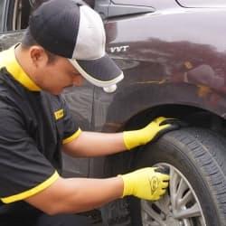 Ragam Service yang Tak Boleh Dilewatkan Saat ke Bengkel Ban Mobil Thumbnail